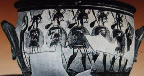חיילים מיקניים, ומצחות לשוקיהם. התרבות המיקנית נעלמה במאה ה-11 לפנסה"נ, וקדרות מיקנית נמצאה בכנען ובאתי הפלישתים (מתוך הוויקיפדיה)